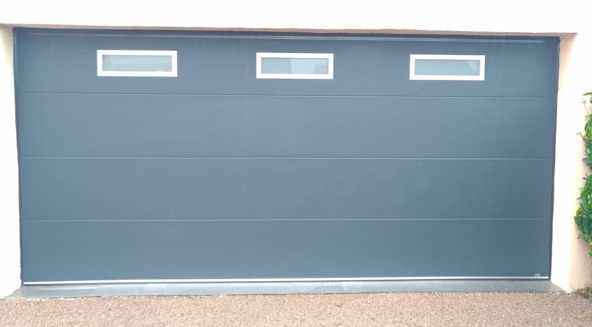 porte de garage sectionnelle plafond hublots