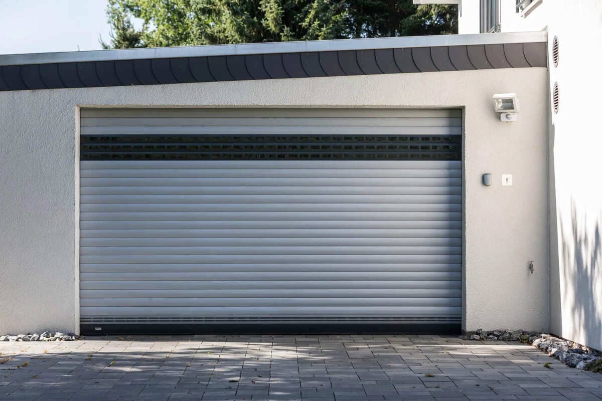 porte de garage enroulable isole